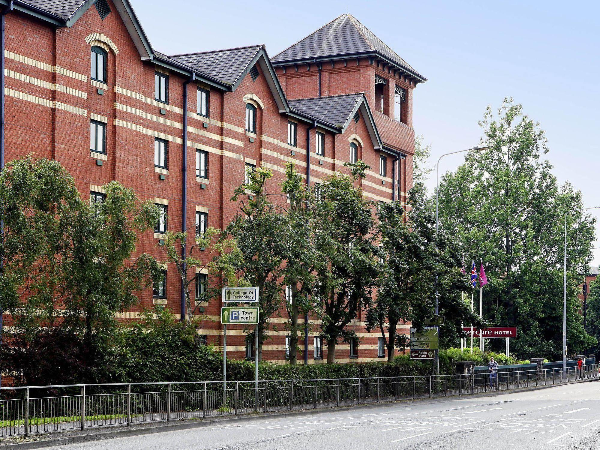 Mercure Wigan Oak Hotel Exterior photo