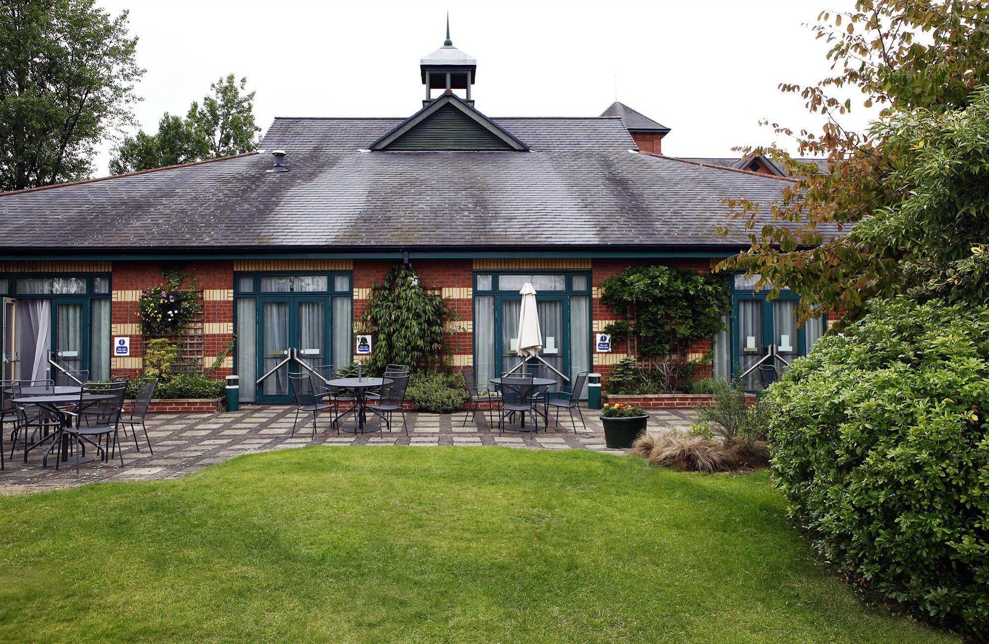 Mercure Wigan Oak Hotel Exterior photo